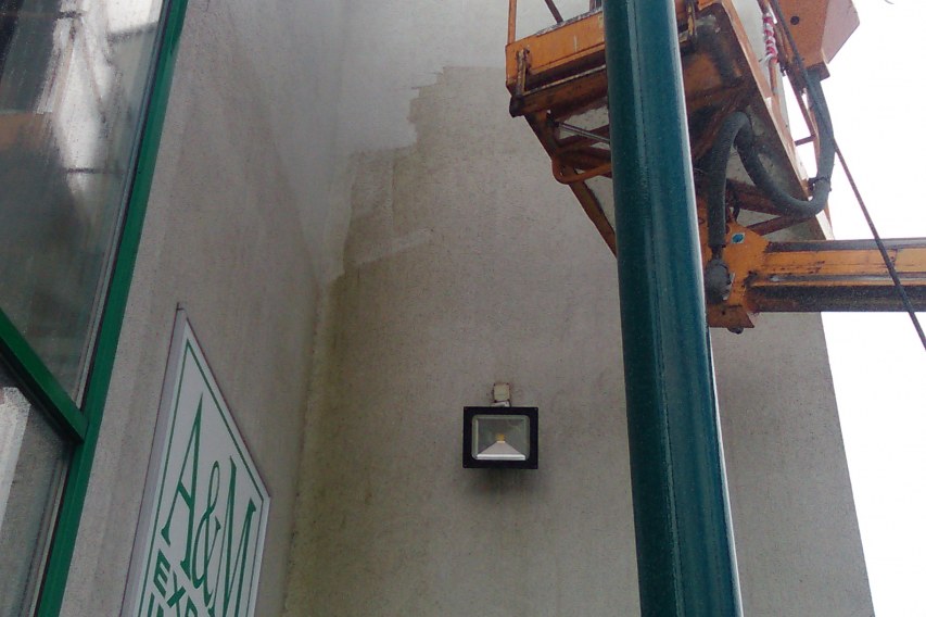 Mycie elewacji budynku A&M w Pabianicach